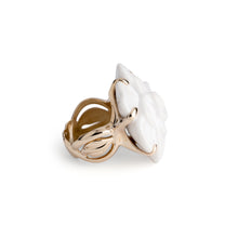 Charger l'image dans la galerie, Bague de la maison Chanel Modèle Camélia