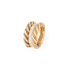 Charger l'image dans la galerie, Bague en or jaune godronné sertie de diamant baguette