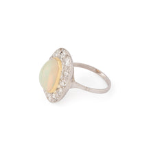 Charger l'image dans la galerie, Bague en opale ovale entourée de diamants