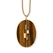 Charger l'image dans la galerie, Pendentif en œil-de-tigre orné d’un motif géométrique en or jaune