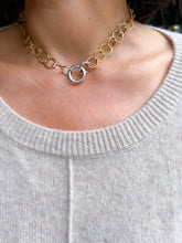 Charger l'image dans la galerie, Collier de la Maison Pomellato modèle Lucciole en or jaune et gris.