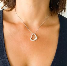Charger l'image dans la galerie, Pendentif en or gris formant un cœur pavée de diamants