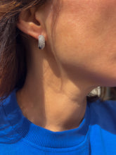 Charger l'image dans la galerie, Créoles en or gris au design bombé, entièrement pavées de diamants