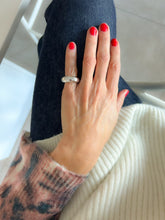 Charger l'image dans la galerie, Bague jonc de la maison Chaumet en or gris modèle anneau