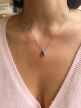 Charger l'image dans la galerie, Collier en or gris orné d'un saphir poire