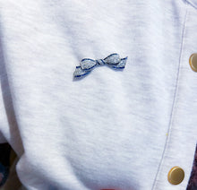 Charger l'image dans la galerie, Broche nœud en platine Art Déco en diamant et saphirs calibrés