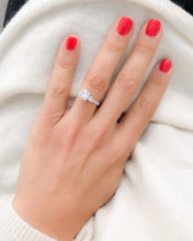 Charger l'image dans la galerie, Bague or gris ornée d'un diamant taille brillant