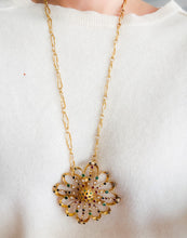 Charger l'image dans la galerie, Pendentif et broche or jaune du créateur grec Lalaounis ornée de pierres précieuses