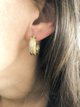 Charger l'image dans la galerie, Boucles d'oreilles or jaune et diamant de la maison Cartier modèle Trinity