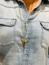 Charger l'image dans la galerie, Sautoir en or jaune orné pendentif représentant une tête de taureau