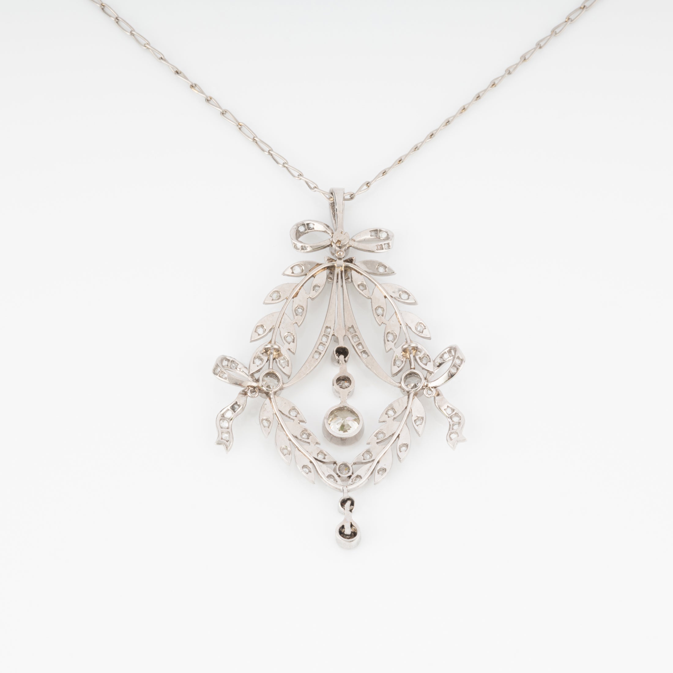Pendentif corbeille en diamant et platine
