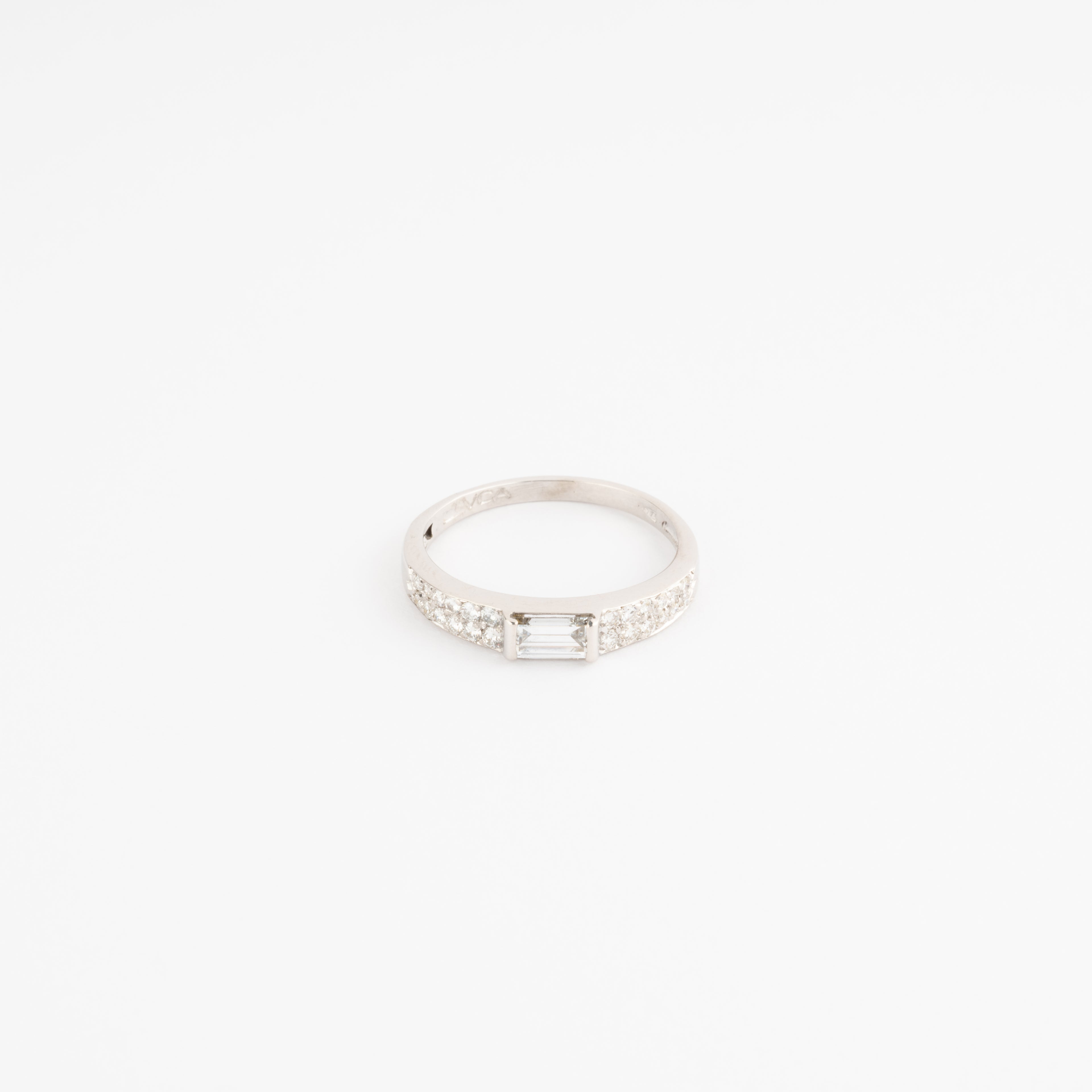 Bagues en or gris de la Maison Van Cleef