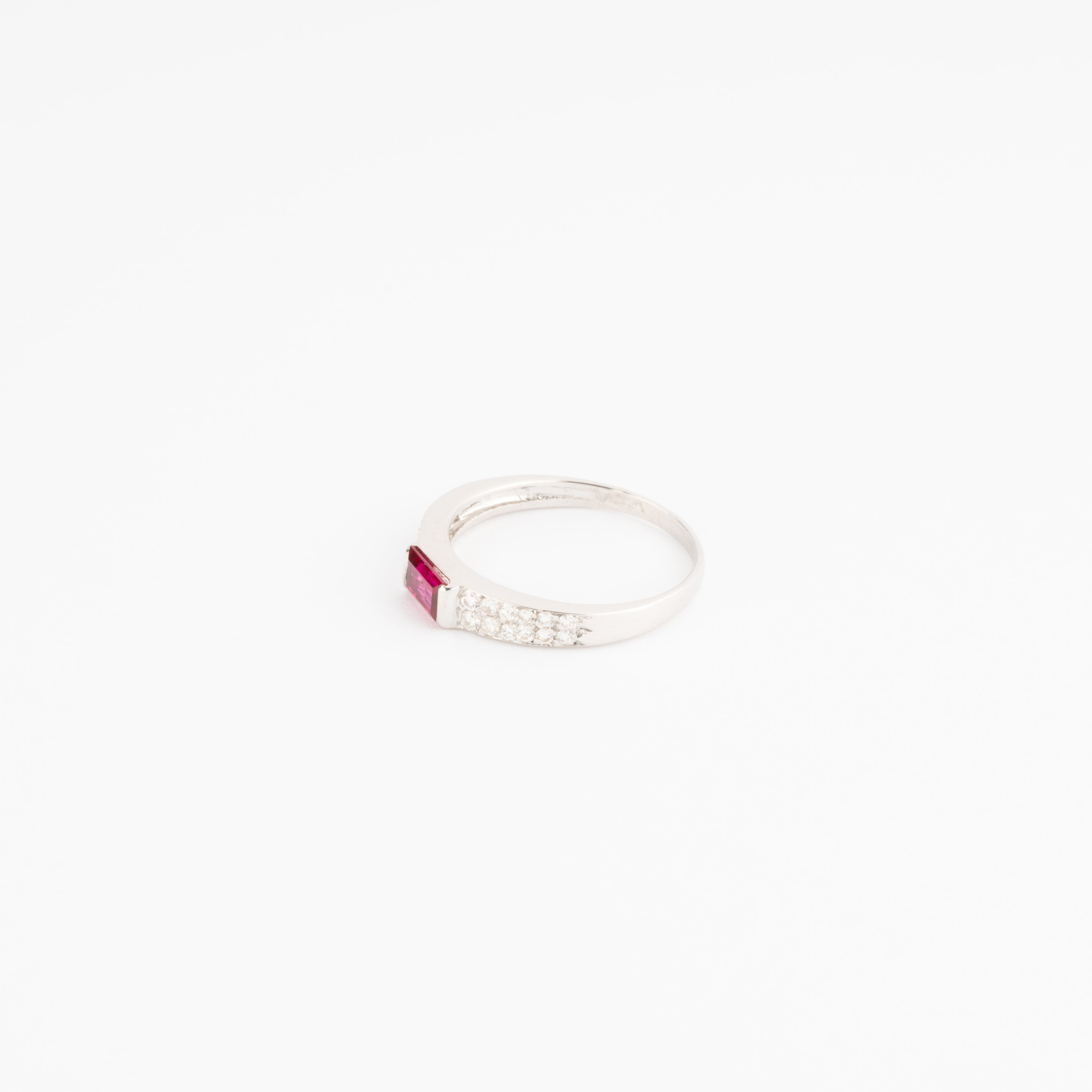 Bagues en or gris de la Maison Van Cleef