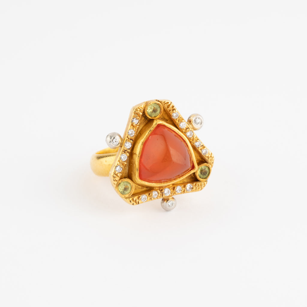 Bague en or jaune ornée d'une opale de feu