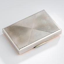 Charger l'image dans la galerie, Poudrier en styptor des année 1930 de la maison Van Cleef and Arpels
