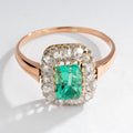 Bague entourage émeraude et diamant.