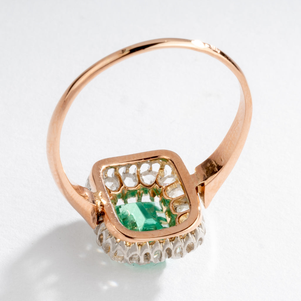 Bague entourage émeraude et diamant.