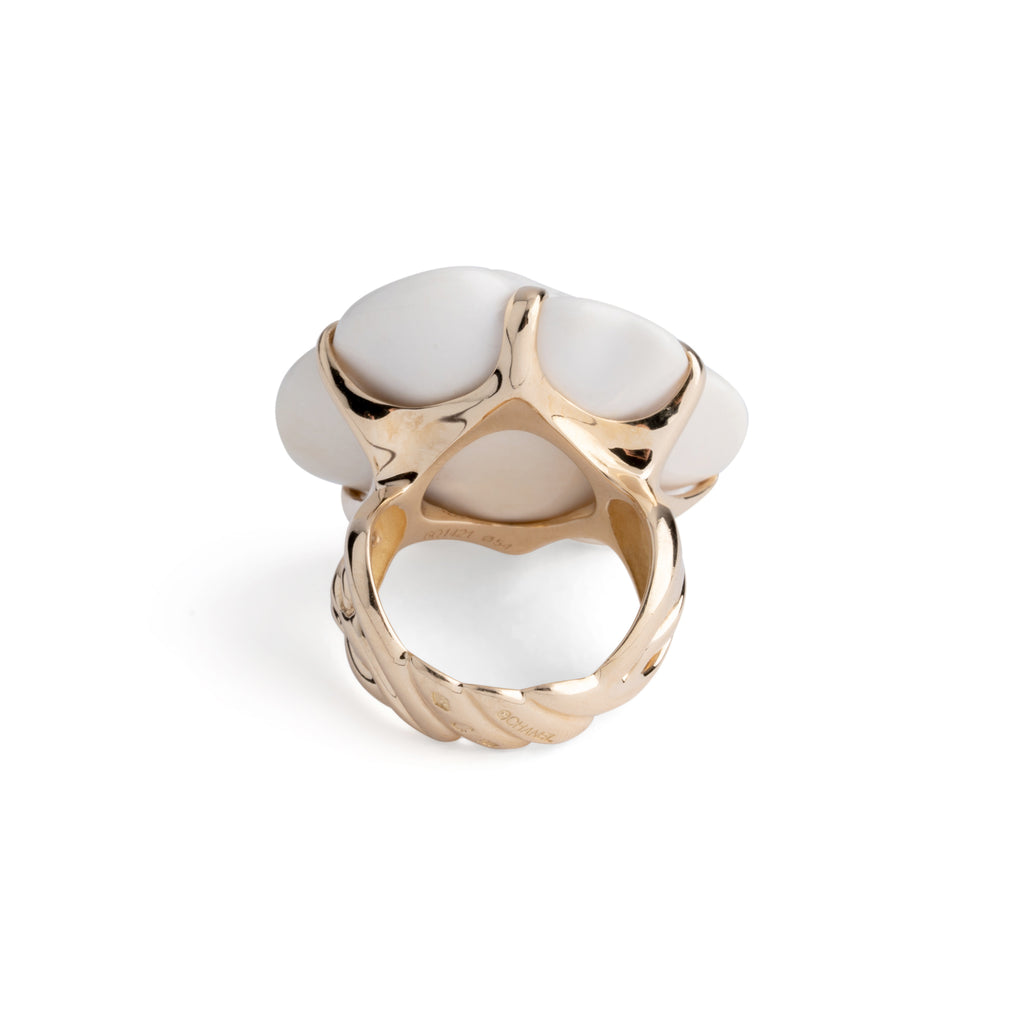 Bague de la maison Chanel Modèle Camélia