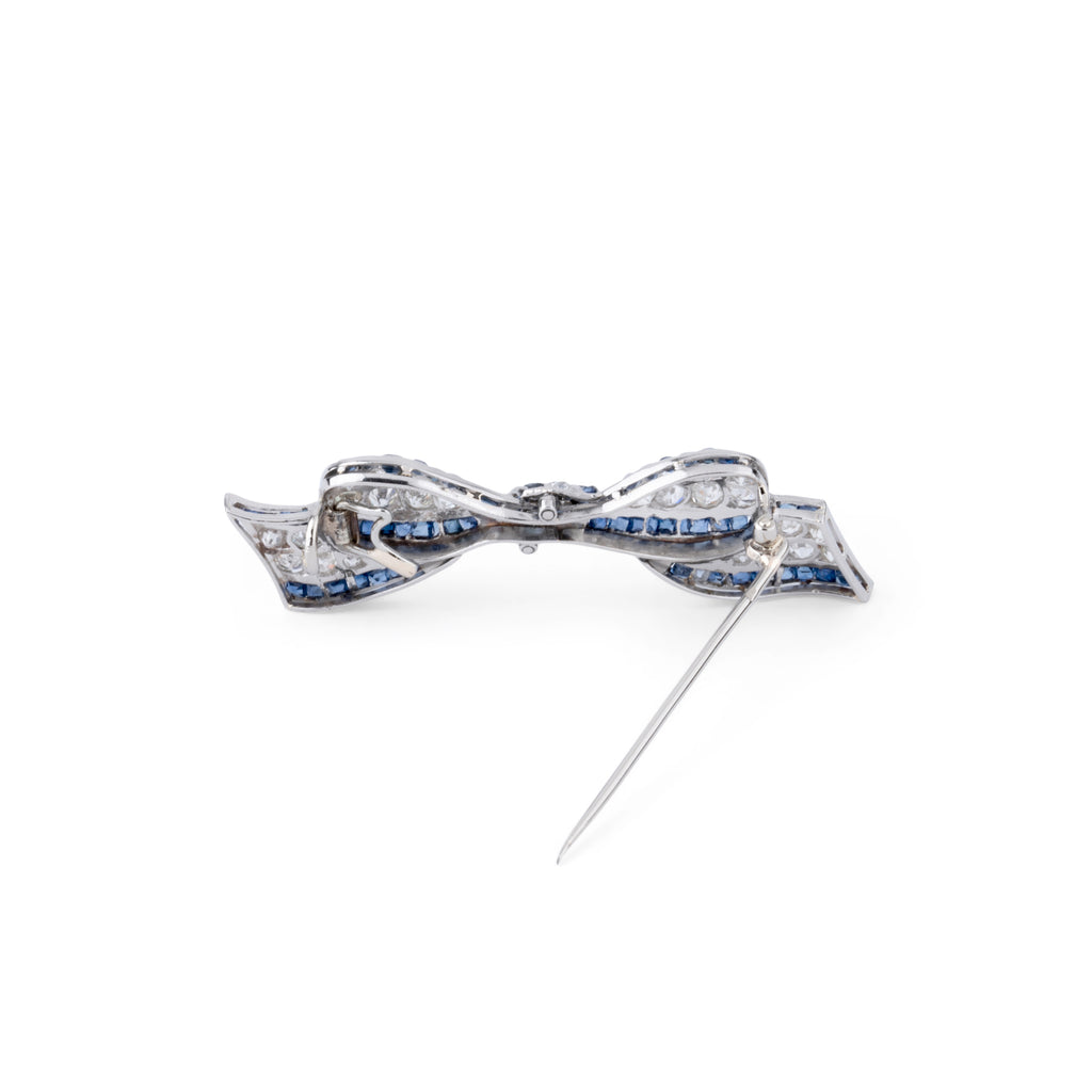 Broche nœud en platine Art Déco en diamant et saphirs calibrés