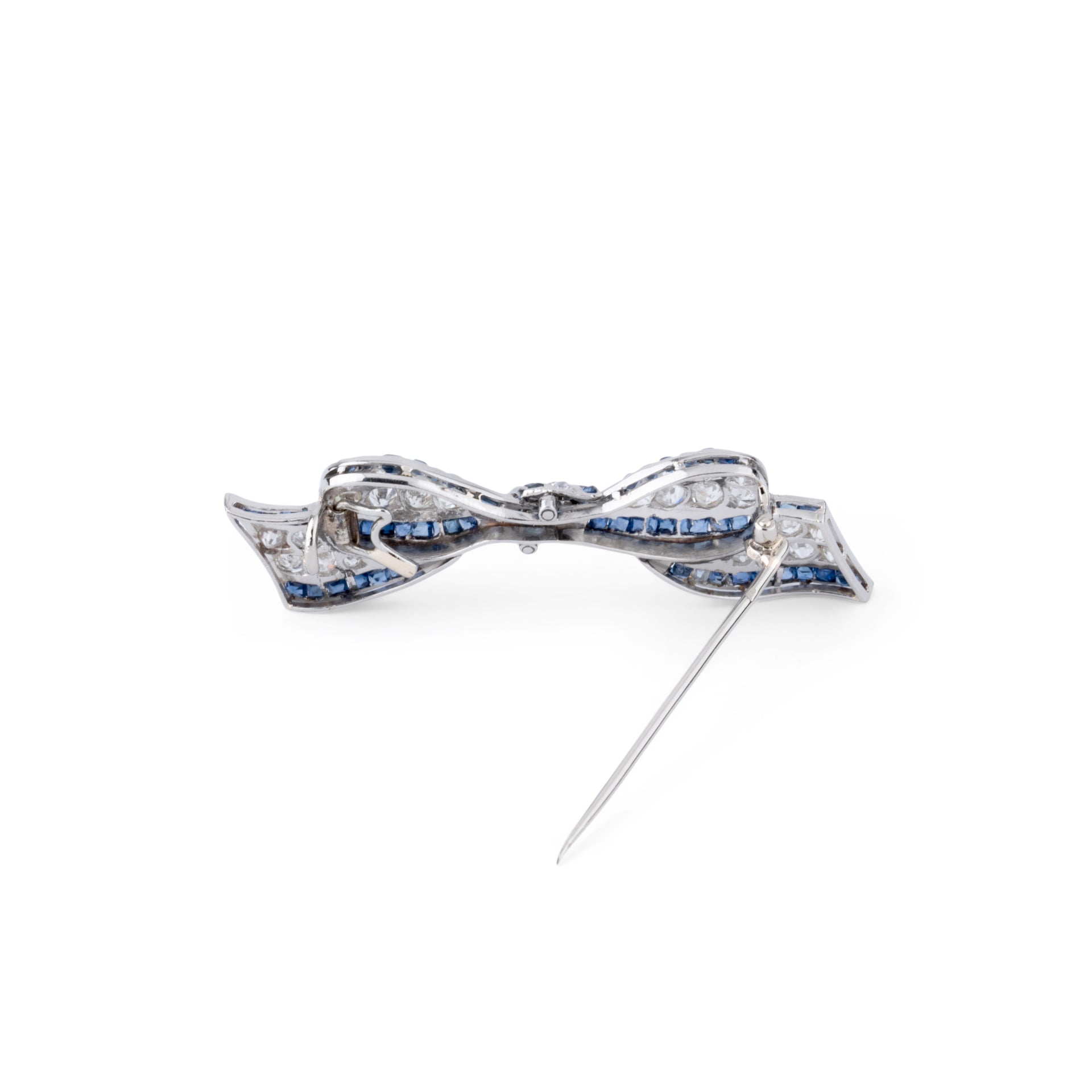 Broche nœud en platine Art Déco en diamant et saphirs calibrés
