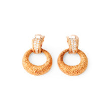 Charger l'image dans la galerie, Boucles d'oreilles  de la maison Van Cleef &amp; Arpel en or jaune et diamants
