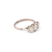 Charger l'image dans la galerie, Bague en platine trilogie ornée de 3 diamants taille ancienne
