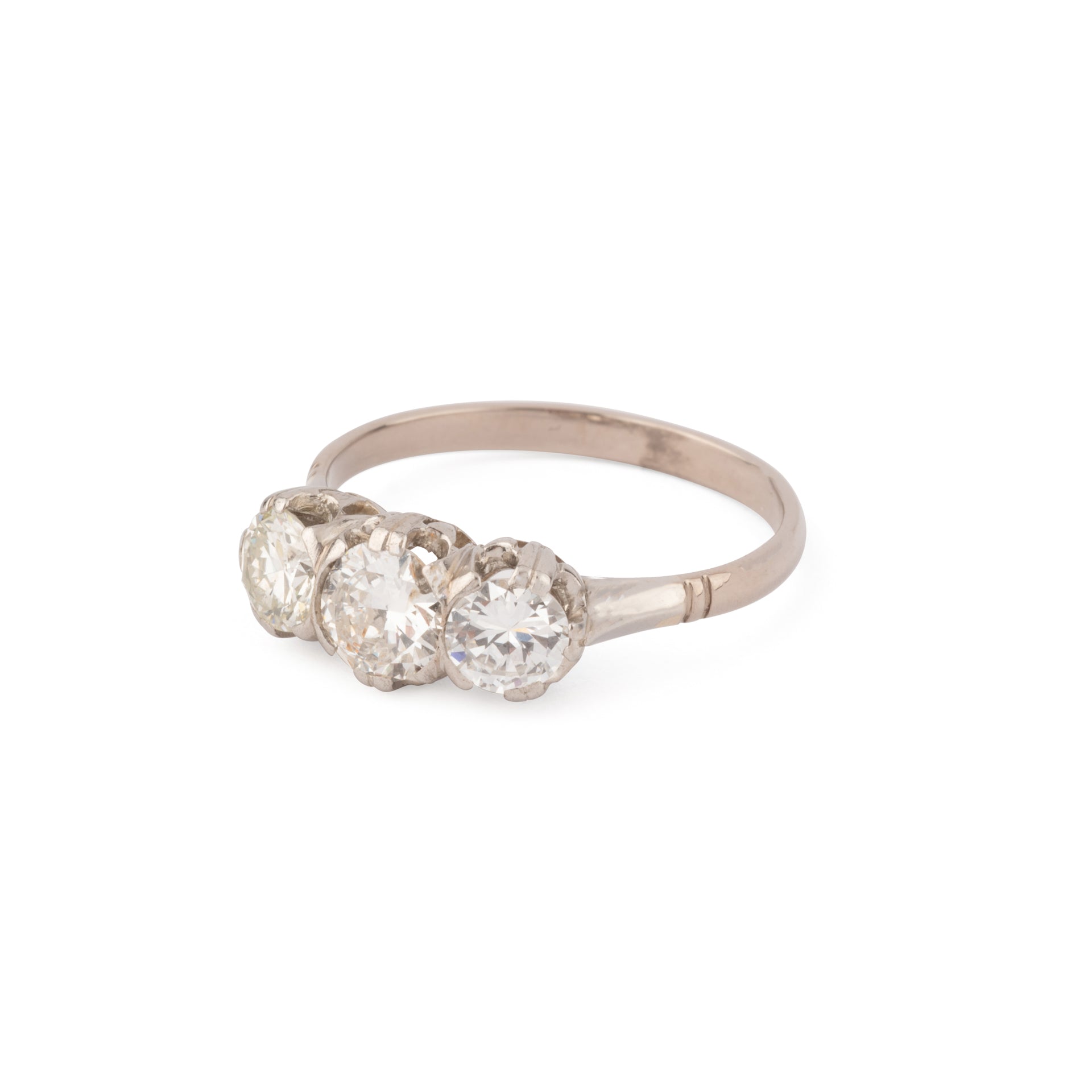 Bague en platine trilogie ornée de 3 diamants taille ancienne