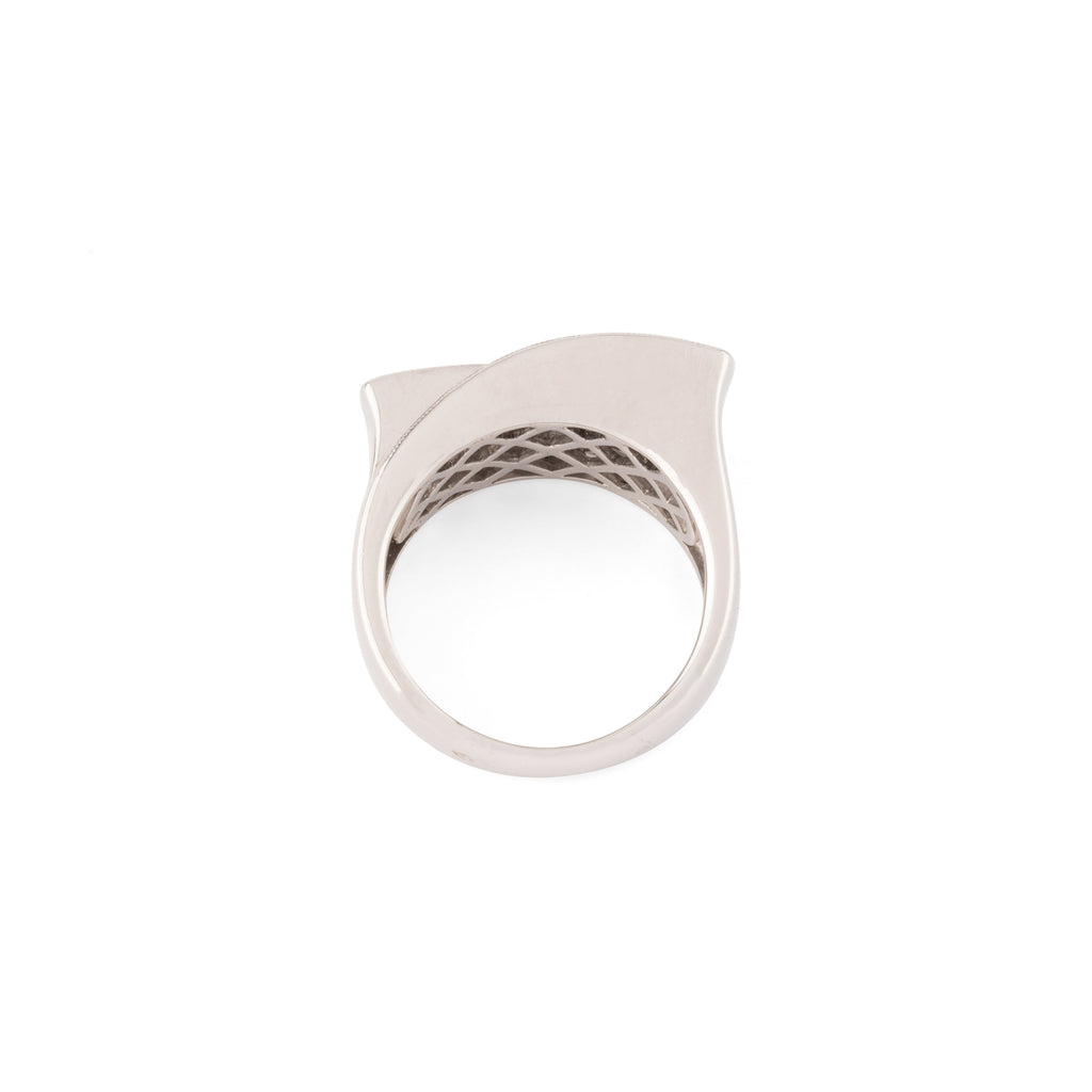 Bague en or gris design en diamant taille princesse