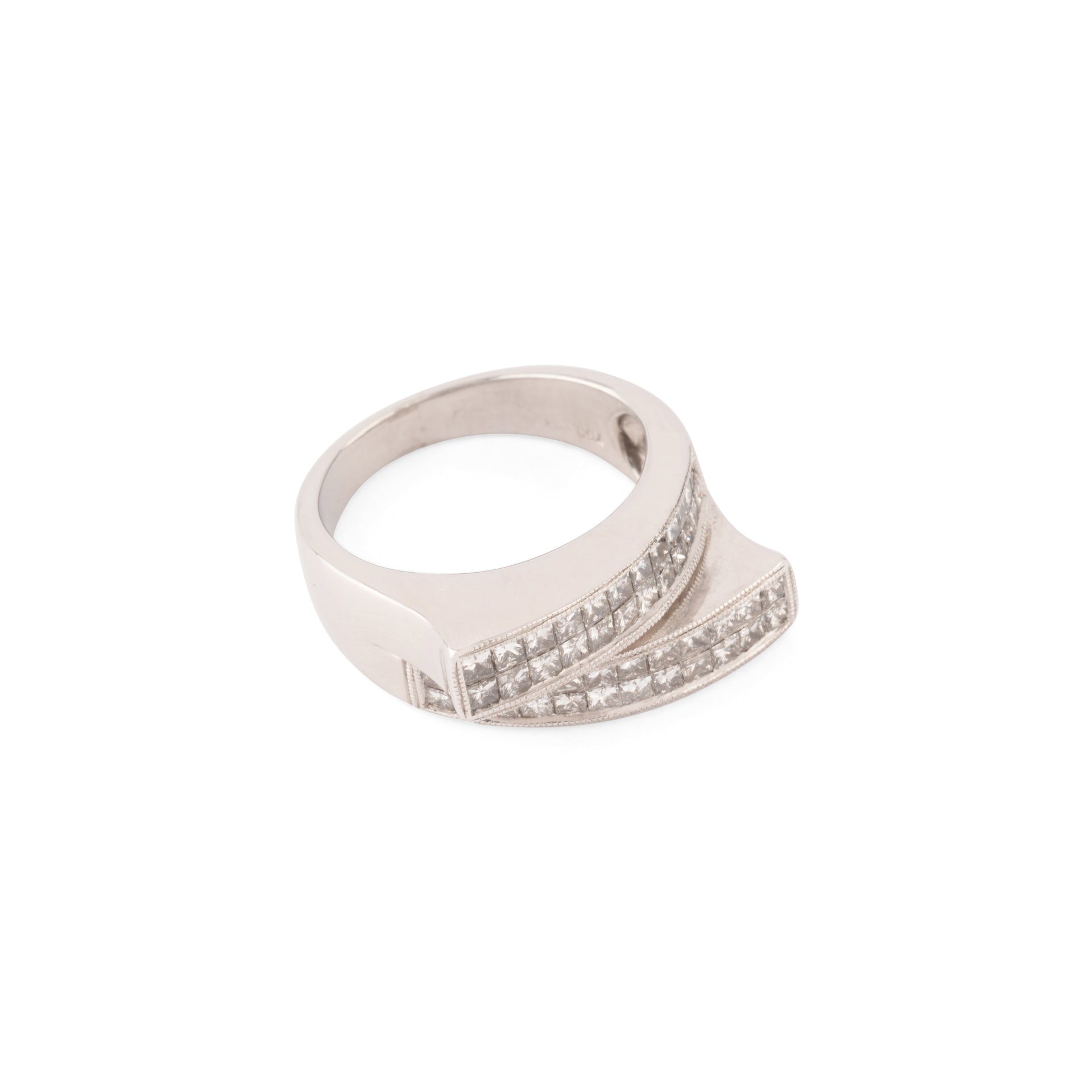 Bague en or gris design en diamant taille princesse