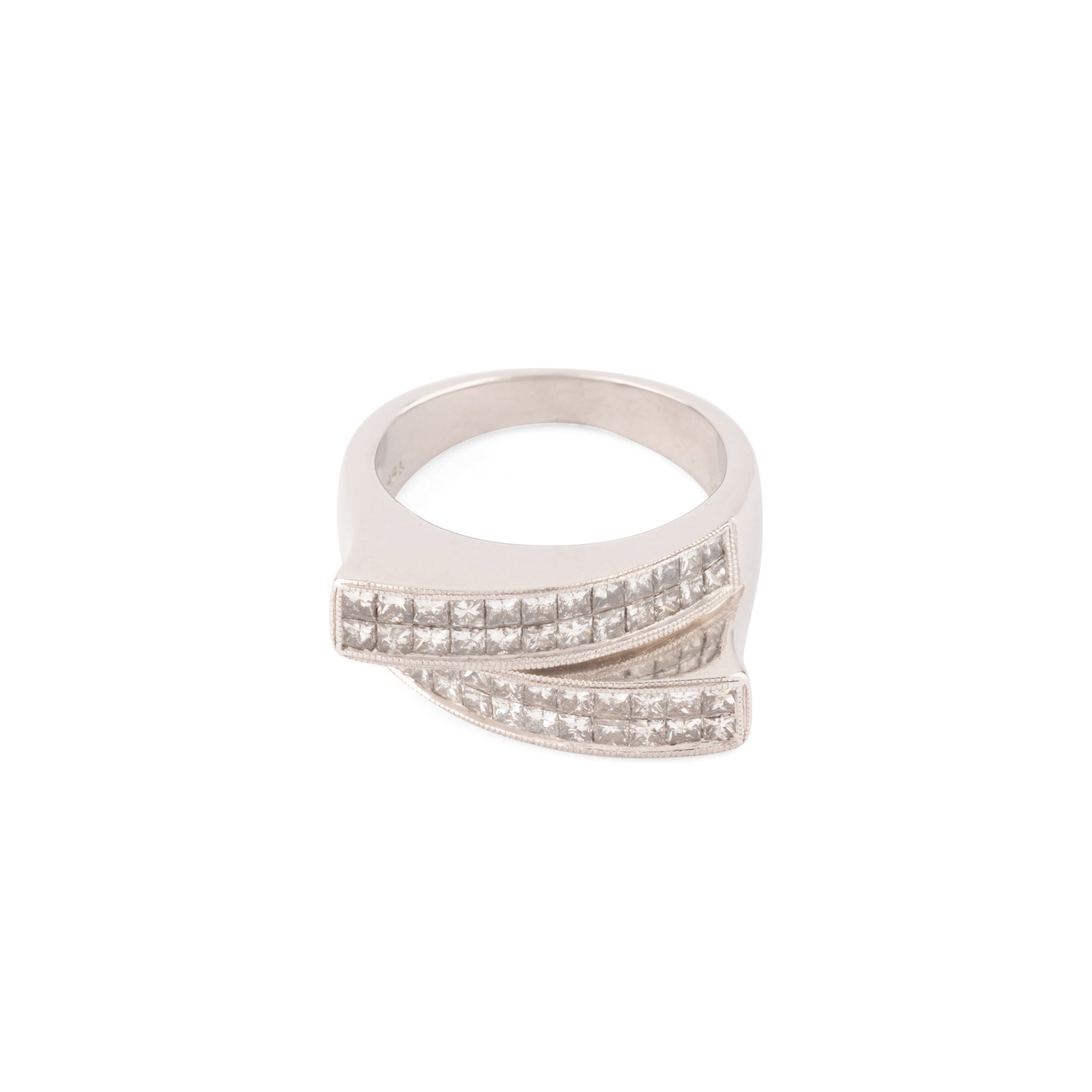 Bague en or gris design en diamant taille princesse