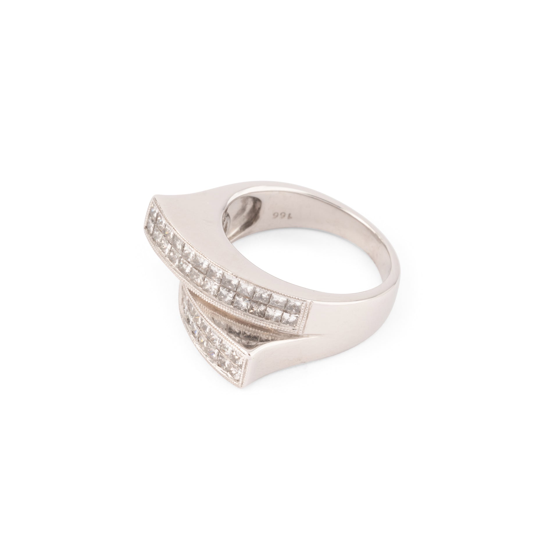 Bague en or gris design en diamant taille princesse