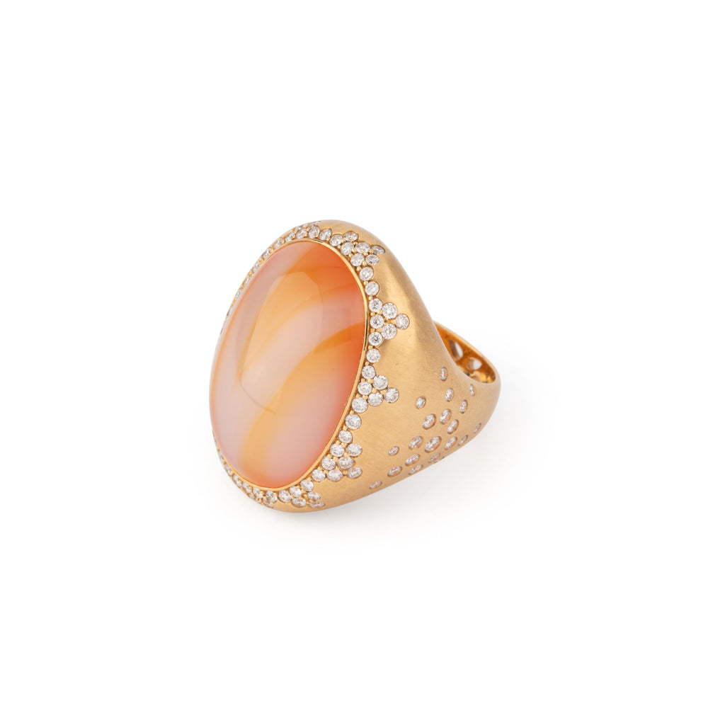 Bague en or jaune brossé ornée d'une agate et diamant
