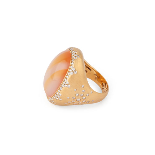 Brushed yellow gold ring set with an agate and diamond