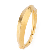 Charger l'image dans la galerie, Bracelet jonc en or jaune martelé 22 k du créateur Lalaounis
