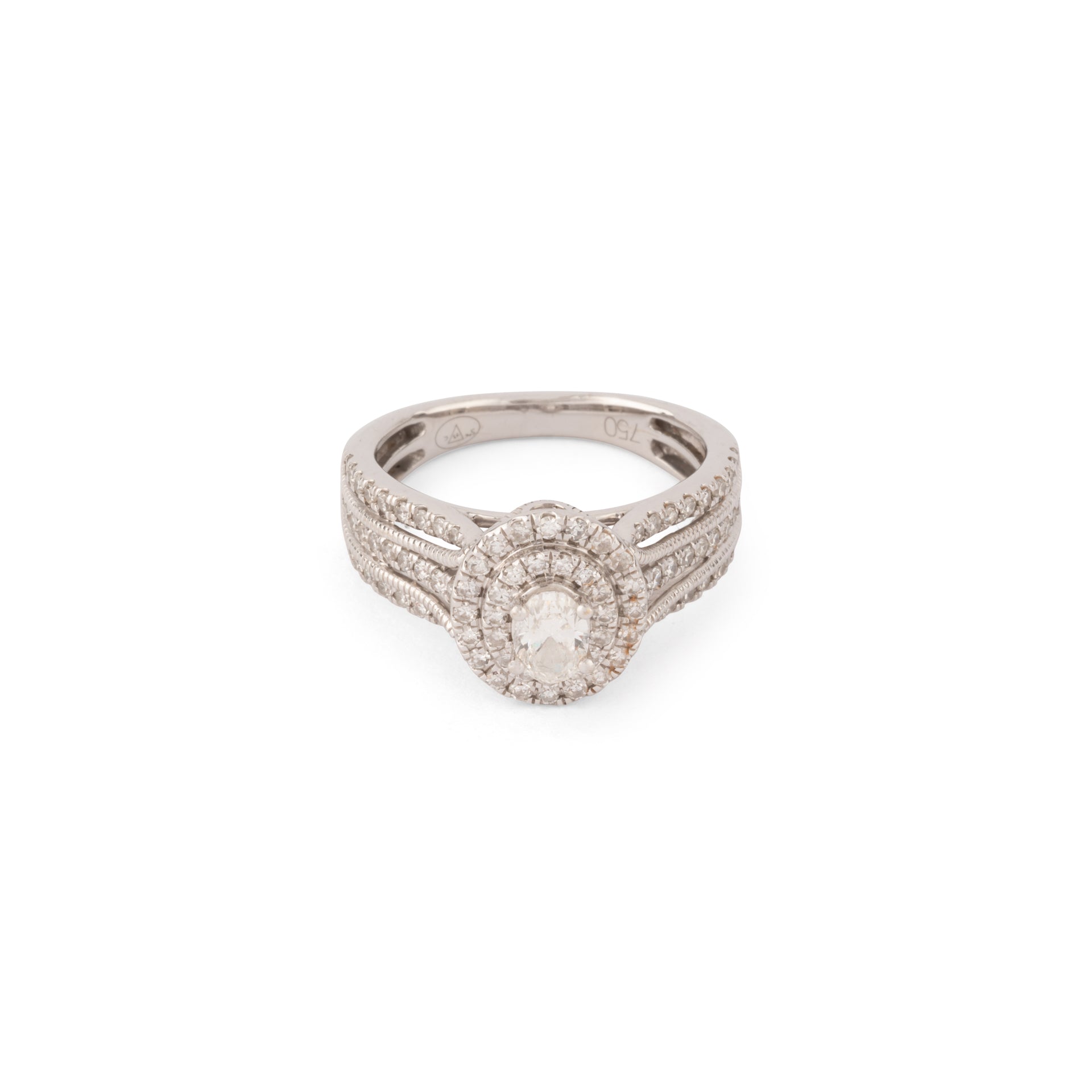 Bague en or gris ornée d'un diamant ovale et pavée de diamants