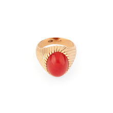 Charger l'image dans la galerie, Bague chevalière ornée d'un cabochon de corail sur or jaune
