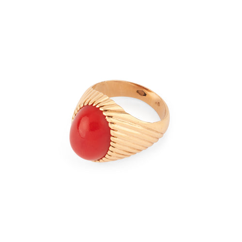 Bague chevalière ornée d'un cabochon de corail sur or jaune