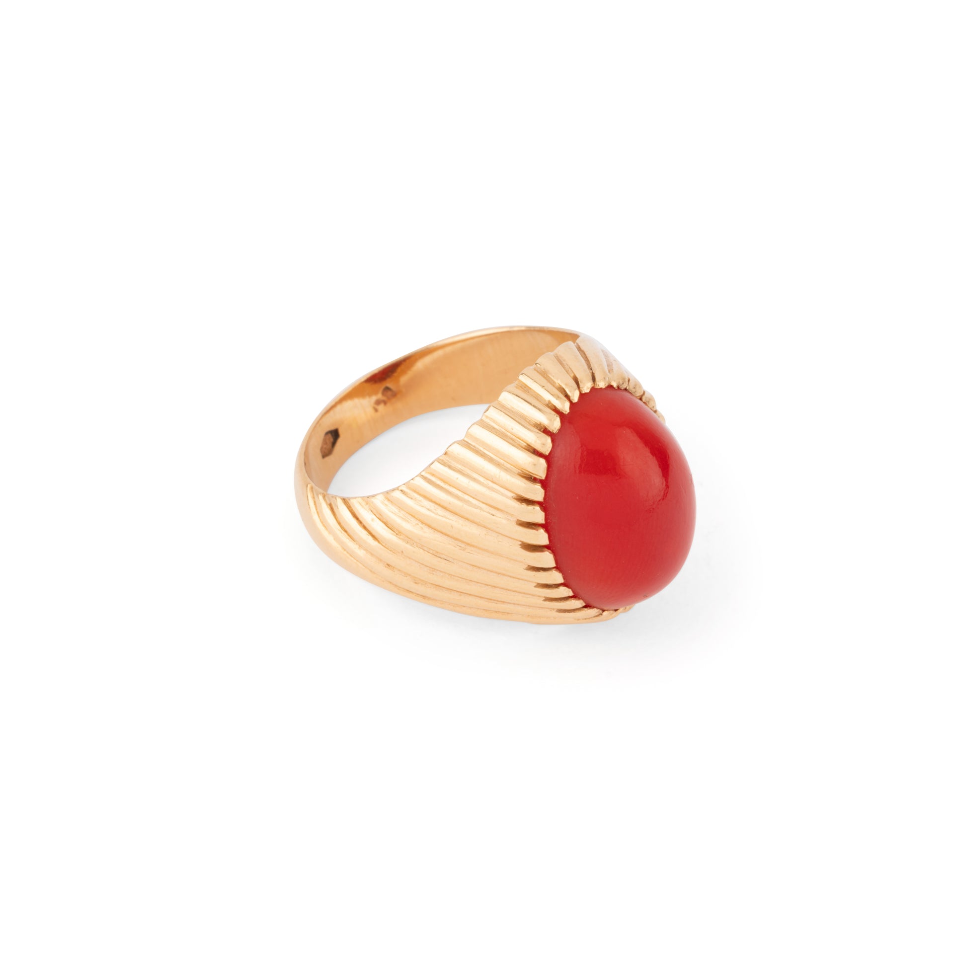 Bague chevalière ornée d'un cabochon de corail sur or jaune