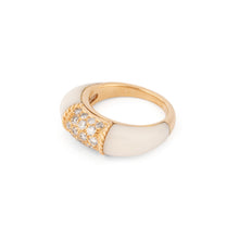Charger l'image dans la galerie, Bague Van Cleef &amp; Arpels Philippine en corail blanc
