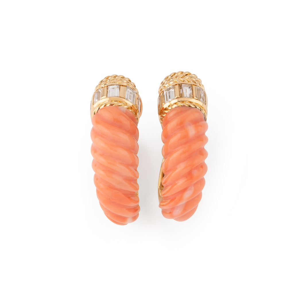 Paire de boucles d'oreille en Corail et diamant de la maison Boucheron