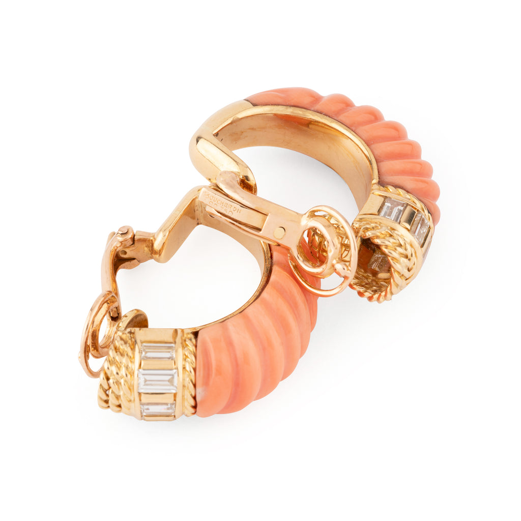 Paire de boucles d'oreille en Corail et diamant de la maison Boucheron
