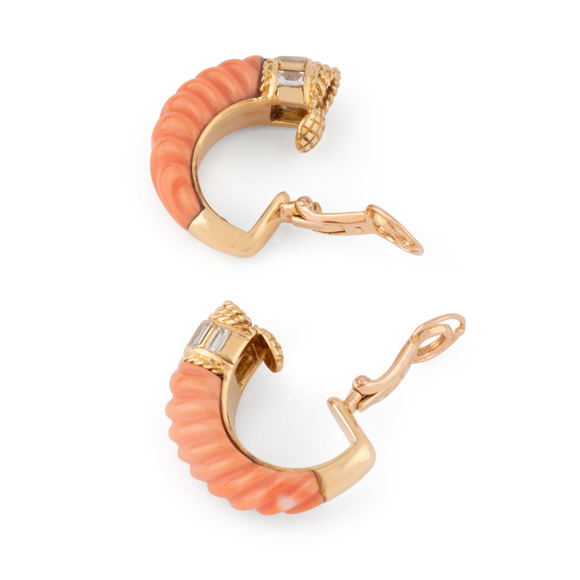 Paire de boucles d'oreille en Corail et diamant de la maison Boucheron