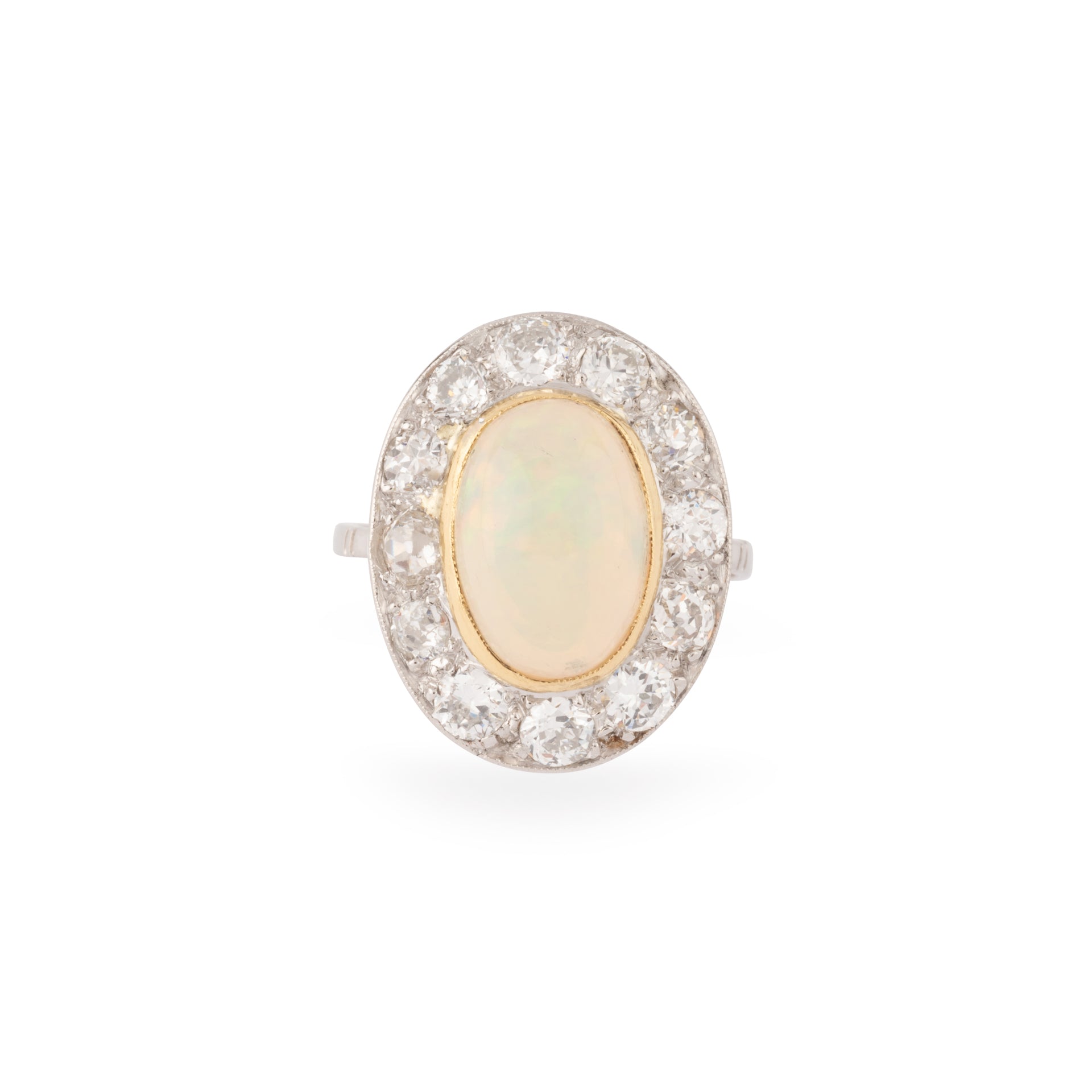 Bague en opale ovale entourée de diamants