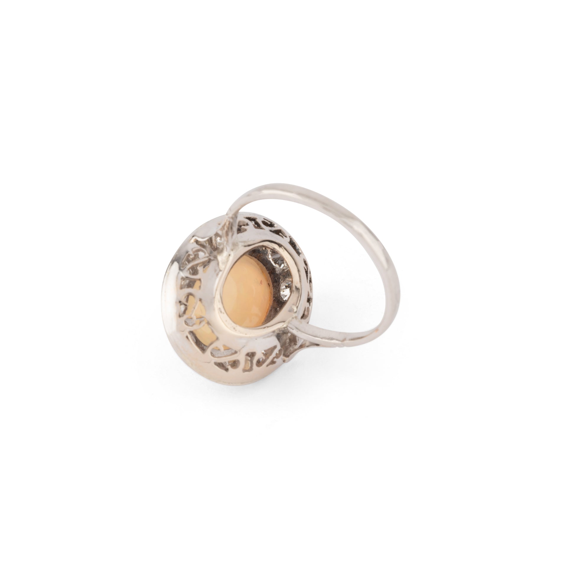 Bague en opale ovale entourée de diamants