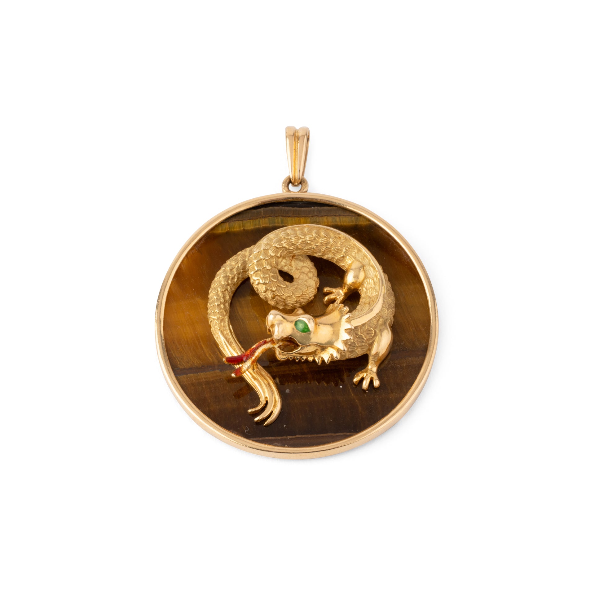 Pendentif en or jaune représentant un dragon en relief sur un œil-de-tigre