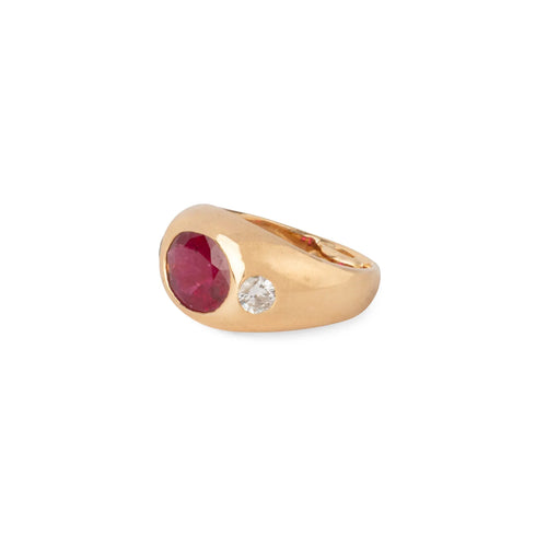 Yellow gold ring adorned with a ruby shouldered by 2 diamonds