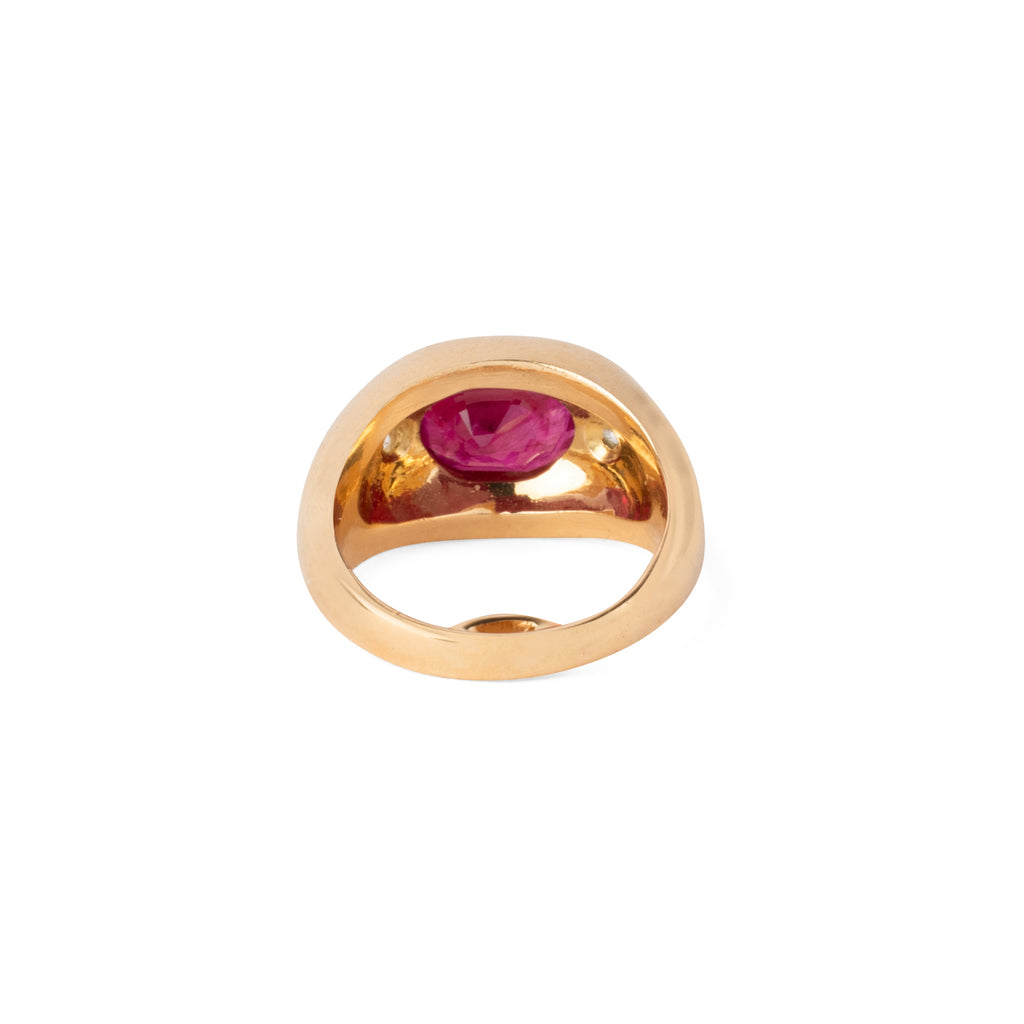 Bague en or jaune ornée d'un rubis épaulé de 2 diamants