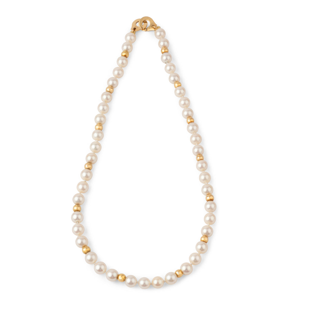 Collier perles Akoya et boule d'or fermoir menottes de la maison Dinh Van
