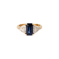 Bague saphir taille émeraude épaulé de 2 diamants taille triangle