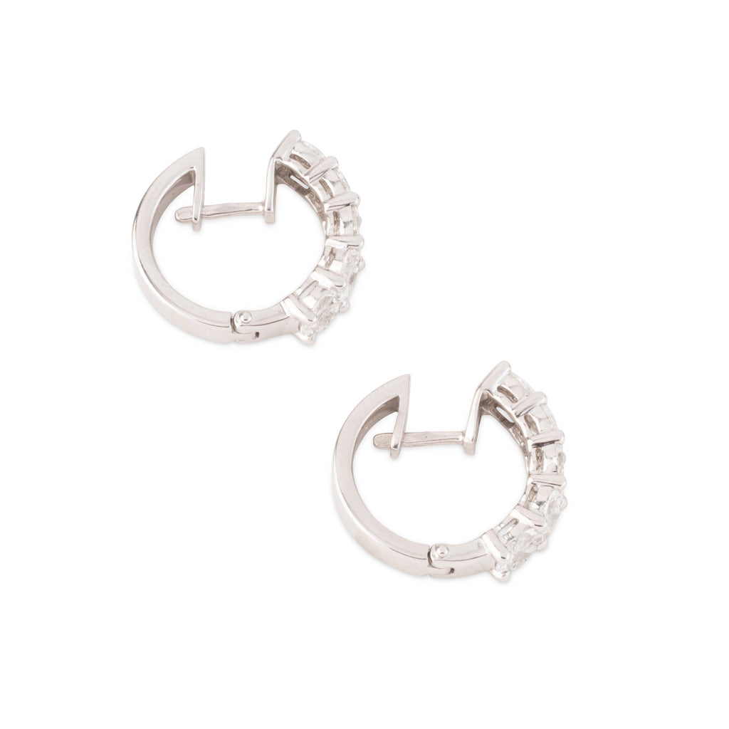 Demi créoles en or gris et diamants